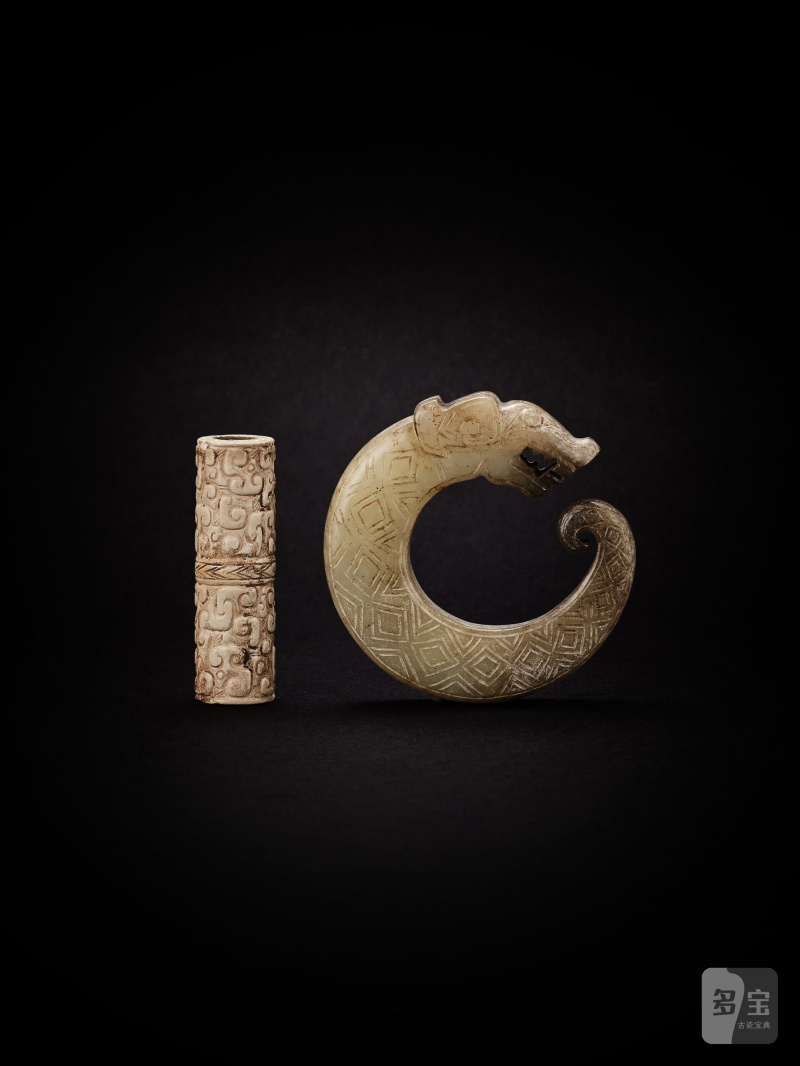 周　勾雲紋玉管 | A JADE TUBULAR ORNAMENT
